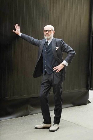 Какие жилеты носить с серым костюмом