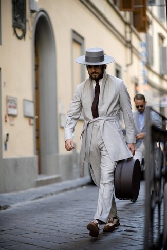 Как носить серый костюм с бело-коричневыми кожаными брогами