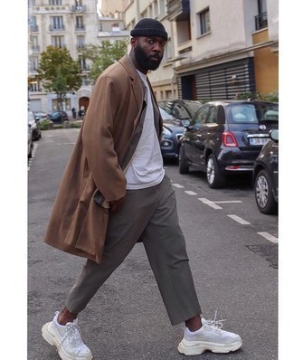 Как носить серый костюм с белыми кроссовками