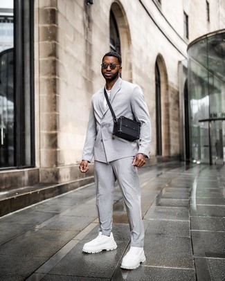 Как носить серый костюм с белыми кроссовками