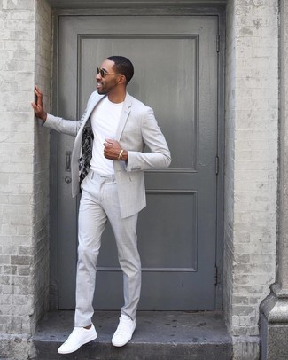 Как носить серый костюм с белыми низкими кедами