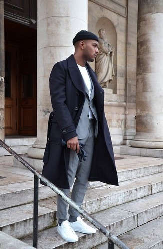Как носить серый костюм с белыми низкими кедами