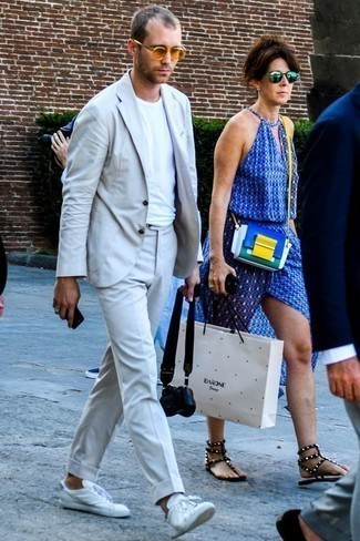 Как носить серый костюм с белыми низкими кедами