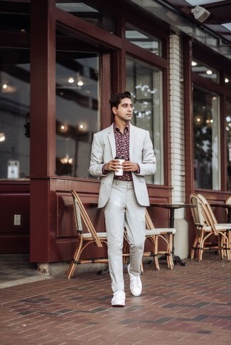 Как носить серый костюм с белыми низкими кедами