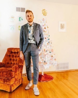 Как носить серый костюм с белыми низкими кедами