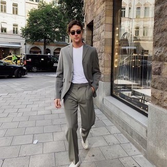 Как носить серый костюм с белыми низкими кедами