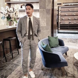 Как носить серый костюм с белыми низкими кедами