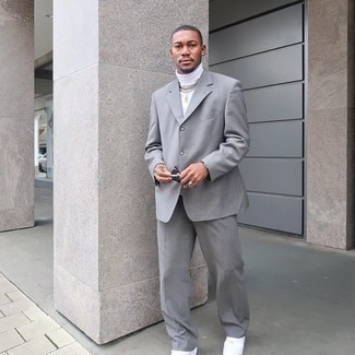 Как носить серый костюм с белыми низкими кедами