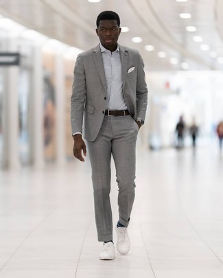Как носить серый костюм с белыми низкими кедами