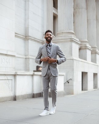 Как носить серый костюм с белыми низкими кедами