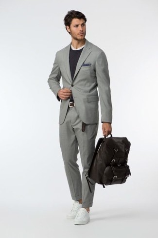 Как носить серый костюм с белыми низкими кедами