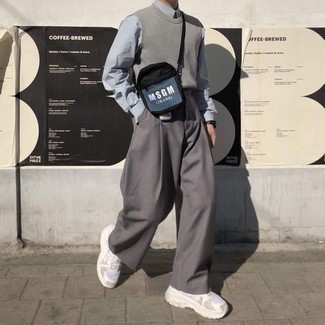 Какие брюки чинос носить с серым трикотажным жилетом