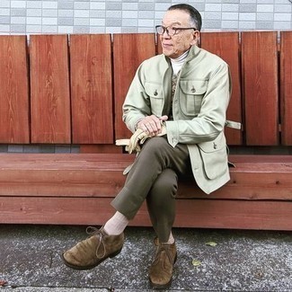 Какие ботинки дезерты носить с серым трикотажным жилетом