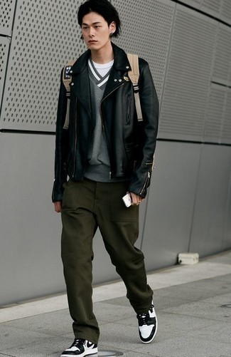 С чем носить серый трикотажный жилет мужчине