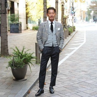 С чем носить серый трикотажный жилет мужчине