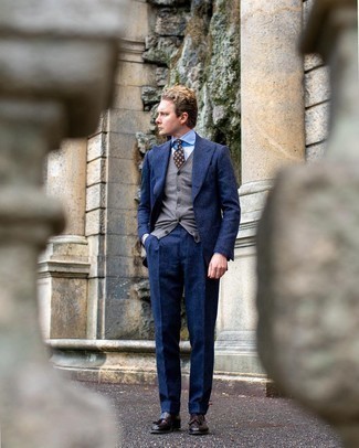 Какие лоферы носить с серым трикотажным жилетом мужчине