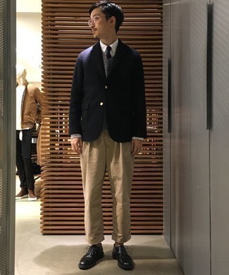 Как носить серый трикотажный жилет с темно-синим пиджаком мужчине