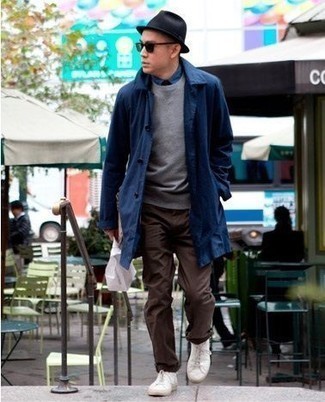 Как носить серый трикотажный жилет с темно-синим дождевиком мужчине