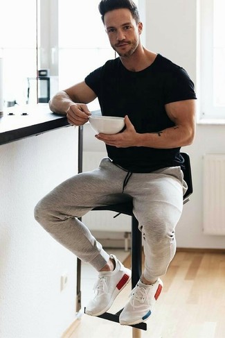 Какие кроссовки носить с серыми спортивными штанами мужчине