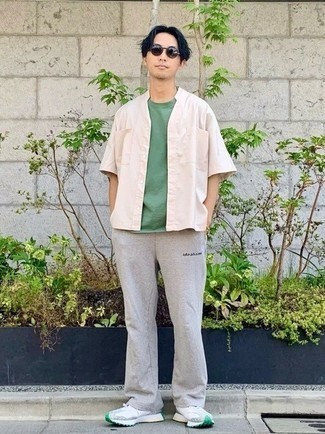 Какие кроссовки носить с серыми спортивными штанами мужчине