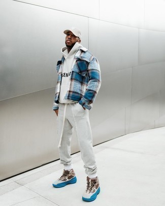 Какие кроссовки носить с серыми спортивными штанами мужчине