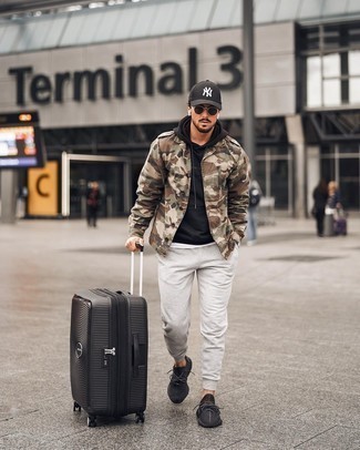 Как носить серые спортивные штаны с черными кроссовками мужчине