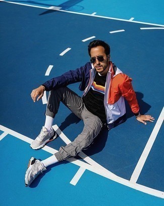 Как носить серые спортивные штаны с темно-серыми кроссовками мужчине