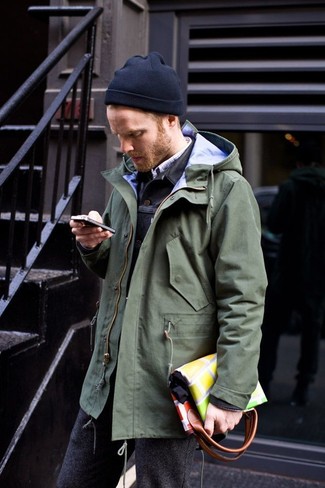 Какие джинсовые куртки носить с серыми спортивными штанами мужчине