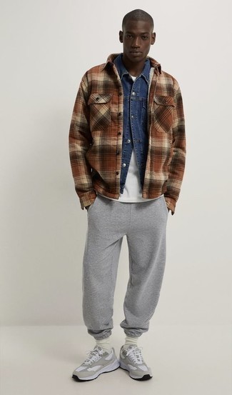 С чем носить серые спортивные штаны мужчине