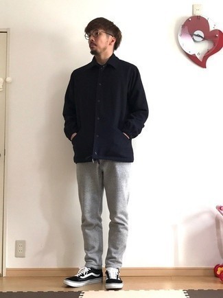 С чем носить серые спортивные штаны мужчине