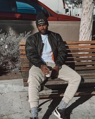 С чем носить серые спортивные штаны мужчине