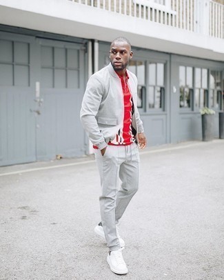 Какие футболки-поло носить с серыми спортивными штанами мужчине