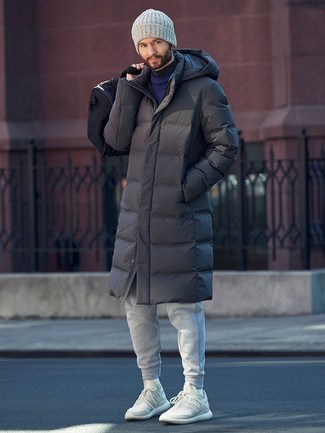 Какие пуховики носить с серыми спортивными штанами мужчине