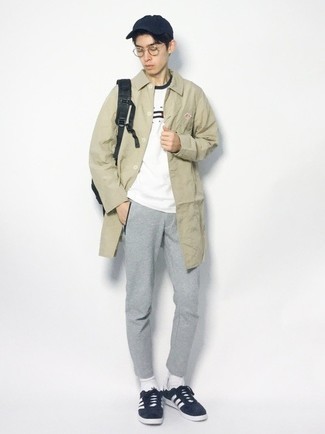 Какие дождевики носить с серыми спортивными штанами мужчине