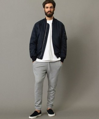 Какие слипоны носить с серыми спортивными штанами мужчине