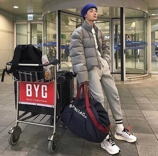 Как носить серые спортивные штаны с белыми кроссовками мужчине