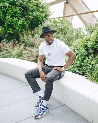 Как носить серые спортивные штаны с белыми кроссовками мужчине