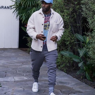 Как носить серые спортивные штаны с белыми низкими кедами из плотной ткани мужчине