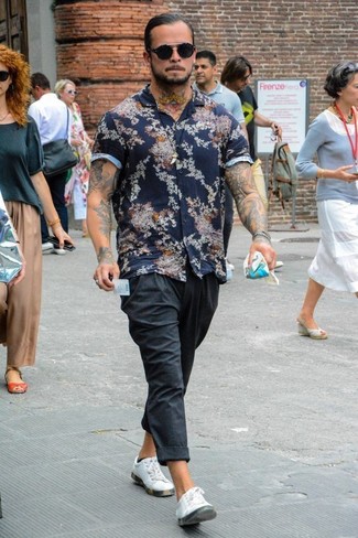 Как носить серые спортивные штаны с белыми кожаными низкими кедами мужчине