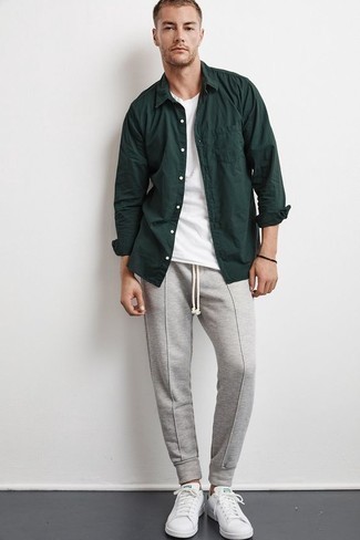 Как носить серые спортивные штаны с белыми кожаными низкими кедами мужчине