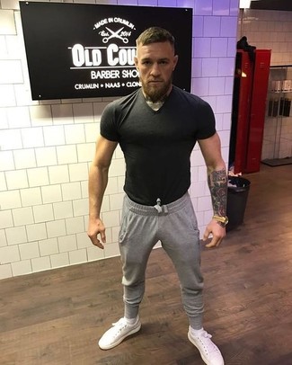 Как носить серые спортивные штаны с белыми низкими кедами мужчине
