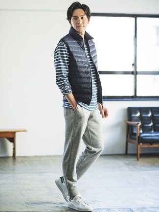 Как носить серые спортивные штаны с белыми низкими кедами мужчине