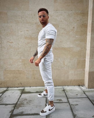 Как носить серые спортивные штаны с белыми низкими кедами мужчине