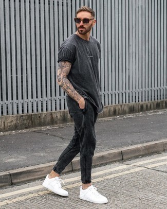 Как носить серые спортивные штаны с белыми низкими кедами мужчине