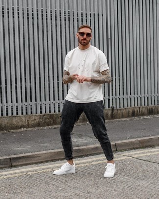 Как носить серые спортивные штаны с белыми низкими кедами мужчине