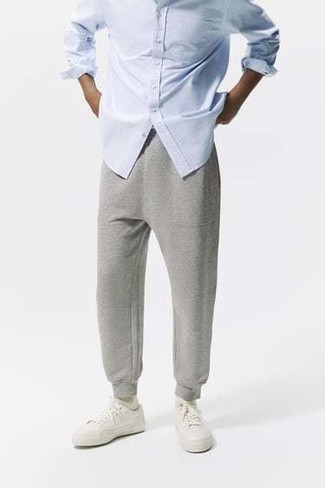 Как носить серые спортивные штаны с белыми низкими кедами мужчине