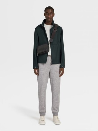 Какие ветровки носить с серыми спортивными штанами мужчине