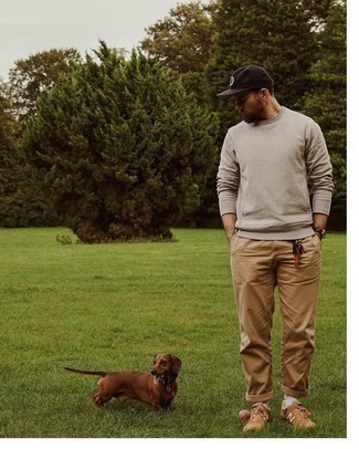 Как носить серый свитшот с бежевыми кроссовками мужчине