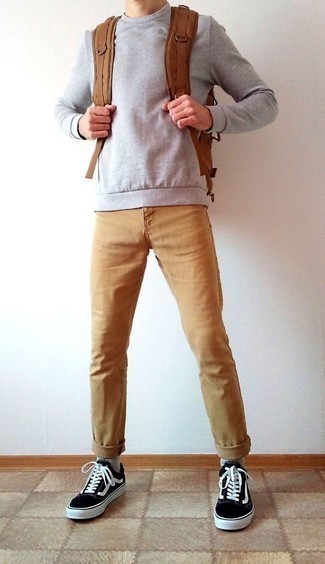Как носить серый свитшот с бежевыми брюками чинос