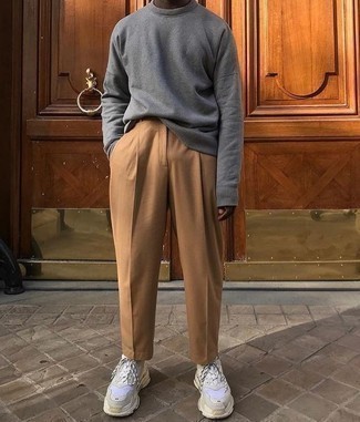 Как носить серый свитшот с бежевыми брюками чинос